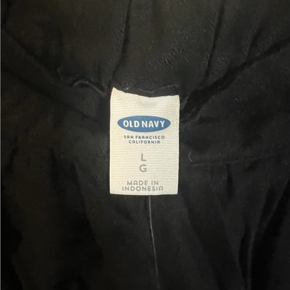 A brand new Old Navy black skirt in size large - Picture 3 of 6